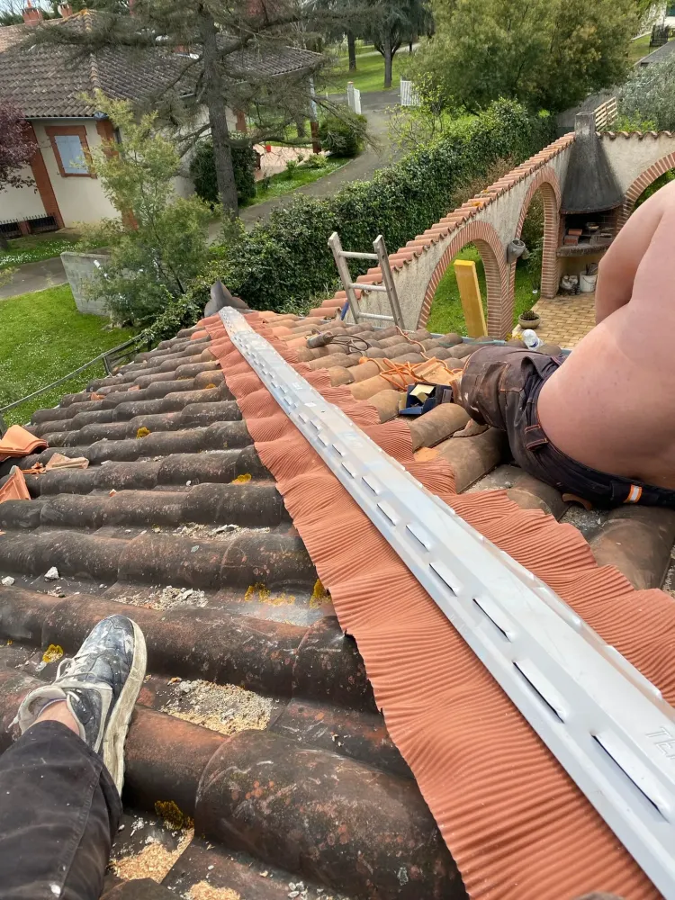 Deux hommes travaillent sur un toit